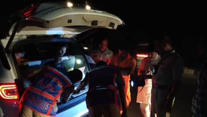 పరిపూర్ణానంద కారులో పోలీస్ తనిఖీలు (వీడియో)