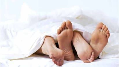 బెడ్రూమ్లో పరాయి వ్యక్తితో తల్లి..కూతురు నిలదీసిందని ఆత్మహత్య