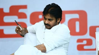 తూర్పు గోదావరి జిల్లాలో పారిశుధ్య కార్మికులతో పవన్ (ఫొటోలు)