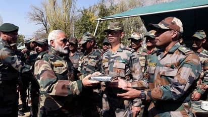 केदारेश्वर की पूजा के बाद पीएम मोदी ने सैनिकों के साथ मनाई दिवाली, देखिए झलकियां