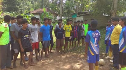 ആൺകുട്ടികളെ ഫുട്ബോള് പരിശീലിപ്പിക്കാന് പെണ്സംഘം