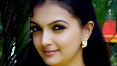 ദീപാവലി ആശംസകളുമായി ശരണ്യ മോഹന്റെ പാട്ട്