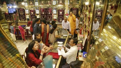 Gold Price Todayমোটেই স্বস্তি মিলছে না সোনালি ধাতুর দামে,সোনার দামের সামান্য পতনে হাসি ফুটছে না মধ্যবিত্তের