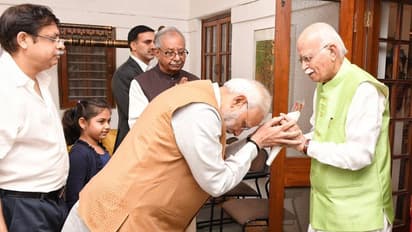 പിറന്നാള് ദിനത്തില് അദ്വാനിക്ക് പൂച്ചെണ്ടുകളുമായി മോദി എത്തി