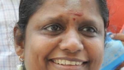 தொகுதிக்கே வராத அதிமுக பெண் எம்எல்ஏ வை கலாய்த்து துரத்தியடித்த பொது மக்கள்… சமாளித்த தம்பிதுரை!!