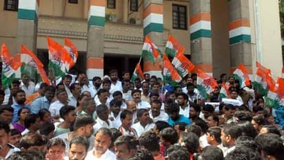 టికెట్లన్నీ అగ్రవర్ణాలకేనా: టీ.కాంగ్రెస్కు బీసీల సెగ...గాంధీభవన్ వద్ద నిరసన