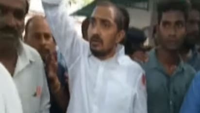 పెడనలో వైసీపీ వర్గాల మధ్య బాహా బాహీ: జోగి రమేష్ కారు అద్దాలు ధ్వంసం