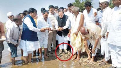 ಶೂ ಹಾಕಿಕೊಂಡೇ ಕೆರೆಗೆ ಪೂಜೆ ಮಾಡಿದ ಈಶ್ವರಪ್ಪ