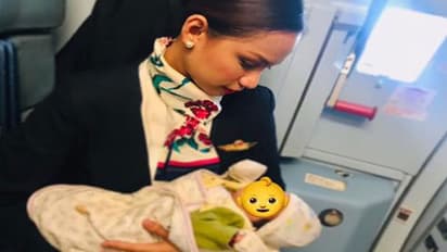 ಅಪರಿಚಿತ ಮಗುವಿಗೆ ವಿಮಾನದಲ್ಲೇ ಎದೆ ಹಾಲುಣಿಸಿದ ಏರ್ ಹಾಸ್ಟೆಸ್