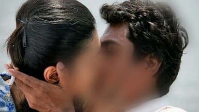 కామంతో కళ్లు మూసుకుపోయి.. స్టార్ హీరోపై నీహారిక కామెంట్స్!