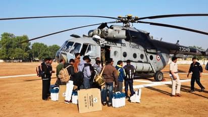 कड़ी सुरक्षा के बीच हेलीकॉप्टरों से मतदान दल रवाना