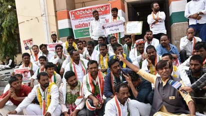 నక్రేకల్ సీటుపై గాంధీ భవన్ వద్ద ఆందోళన (ఫొటోలు)