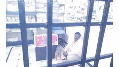 మాగంటికి చేదు అనుభవం: తలుపులేసుకొని ఇంట్లో నిరసన (ఫోటోలు)