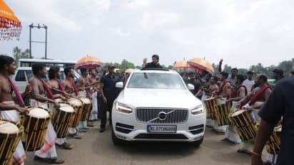 మల్లు ల్యాండ్ లో అల్లు అర్జున్ కు ఘనస్వాగతం (ఫొటోలు)