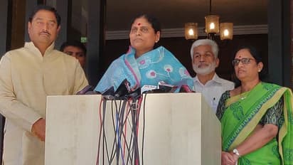 జగన్ను ప్రజలే కాపాడుకొన్నారు: కన్నీళ్లు పెట్టుకొన్న విజయమ్మ