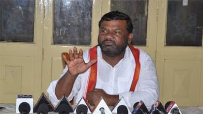 ''కేసీఆర్తో కాంగ్రెస్ సీనియర్లు కుమ్మక్కు...అందువల్లే డమ్మీలకు సీట్లు''