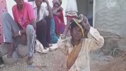 ಇದೆಂಥಾ ಹುಡುಗಾಟ; ಹಾವಿನ ಜೊತೆ ಮಹಿಳೆಯ ಚೆಲ್ಲಾಟ