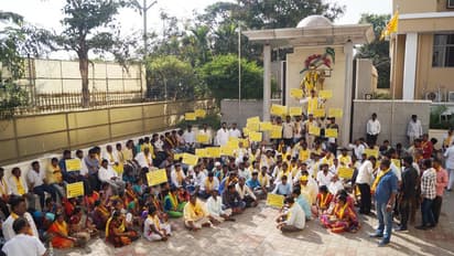 ఎన్టీఆర్ ట్రస్ట్ భవన్ వద్ద సామ రంగారెడ్డి ధర్నా (ఫోటోలు)