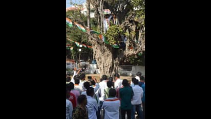 గాంధీభవన్, టిజెఎస్ కార్యాలయాల వద్ద నిరసనలు (ఫొటోలు)