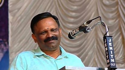 കൊച്ചി മെട്രോ സ്റ്റേഷനില് വാരിയൻകുന്നന്റെ ചിത്രങ്ങള്; പിന്നില് ഗൂഢലക്ഷ്യമെന്ന് വത്സന് തില്ലങ്കേരി