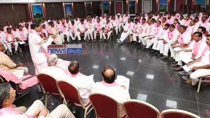 టీఆర్ఎస్ అభ్యర్థులకు బీ-ఫారాలు అందజేస్తున్న కేసీఆర్ (ఫోటోలు)