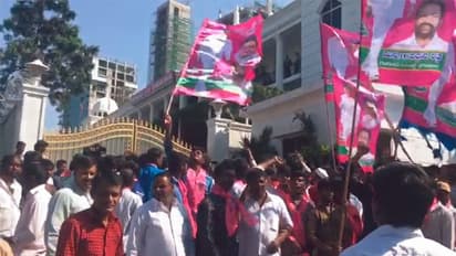 తెలంగాణ భవన్ వద్ద ఉద్రిక్తత...దానంకు వ్యతిరేకంగా నిరసన(వీడియో)