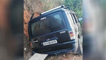 ಗುಡ್ಡಕ್ಕೆ ಗುದ್ದಿದ ಕಾರು: ಮೂರು ಸಾವು, ಏಳು ಮಂದಿ ಗಂಭೀರ