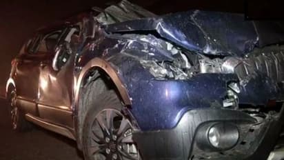 இளம்பெண் போதையில் தாறுமாறாக ஓட்டிய சொகுசு கார்... விபத்தில் சிக்கி பெண் பலி, சிறுமி படுகாயம்