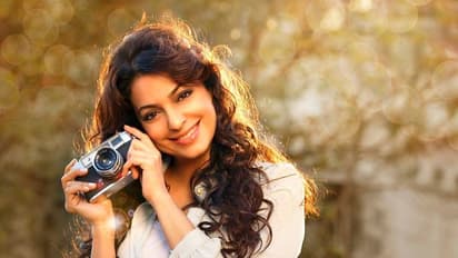 বিমানবন্দরে কোভিড ভুলে উপচে পড়া ভিড়, ভিডিও শেয়ার করে বিস্ফোরক জুহি