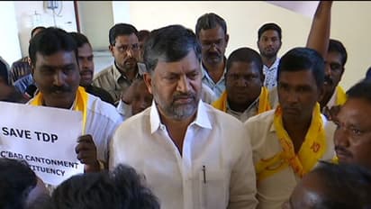 టికెట్లపై ఎన్టీఆర్ ట్రస్ట్ భవన్ వద్ద నిరసన (ఫొటోలు)