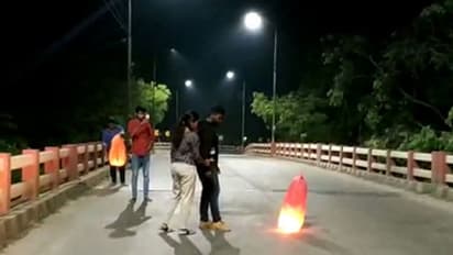 நள்ளிரவில் தோழியின் பிறந்தநாள் கொண்டாட்டம்... ஆபத்தை உணராத வாலிபர்கள்