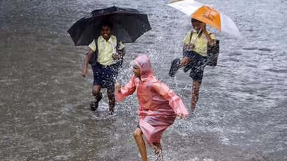  Heavy Rain School Holiday : கொட்டித்தீர்க்கும் கனமழை.. பள்ளிகளுக்கு விடுமுறை அறிவித்த மாவட்ட ஆட்சியர்!