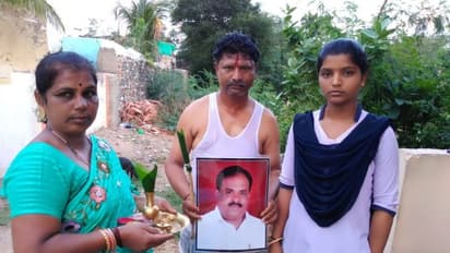 ఎమ్మెల్యే ఫోటోకి పూజలు.. కారణం ఏమిటంటే..