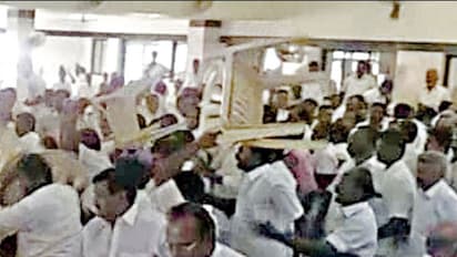 கிழிச்சிருலே அவன் சட்டைய! உருவுடா வேஷ்டிய! உடைங்கண்ணா மண்டைய!: தமிழகமெங்கும் உட்கட்சி அடிதடிக்கு தயாராகும் அ.தி.மு.க.