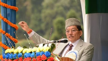 మాజీ సీఎం కాన్వాయ్పై రాళ్లు విసిరేసిన దుండగులు.. నలుగురు అరెస్టు