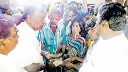 பாலியல் துன்புறுத்தலில் இறந்த மாணவி குடும்பத்துக்கு நிதி… அமைச்சர் கே.பி.அன்பழகன் வழங்கினார்