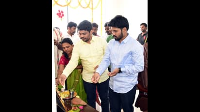 మంత్రిగా బాధ్యతలు స్వీకరించిన కిడారి శ్రవణ్ (ఫొటోలు)