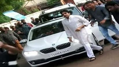 పవన్ కళ్యాణ్ కాన్వాయ్ కి తృటితో తప్పిన ప్రమాదం