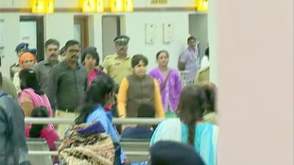 തൃപ്തി ദേശായി കൊച്ചിയിലെത്തി; വിമാനത്താവളത്തിന് മുന്നില് പ്രതിഷേധം