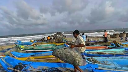 ഗജ ചുഴലിക്കാറ്റ്: തമിഴ്നാട്ടിലെ തീരപ്രദേശത്ത് നിന്ന് ആയിരക്കണക്കിന് ആളുകളെ മാറ്റിപ്പാര്പ്പിച്ചു