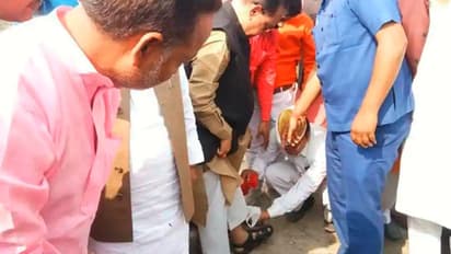 ഉത്തർപ്രദേശിൽ മന്ത്രി രാജേന്ദ്ര പ്രതാപ് സിംഗിന്റെ ചെരുപ്പ് വൃത്തിയാക്കി ജീവനക്കാരൻ