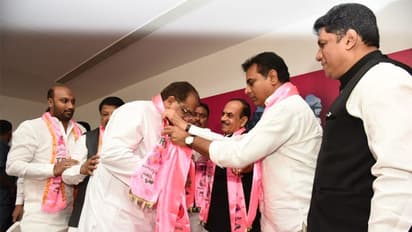కాంగ్రెస్ కి షాక్, కేటీఆర్ సమక్షంలో టీఆర్ఎస్ లోకి సీనియర్ నేతలు