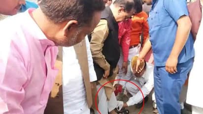 సిబ్బందితో చెప్పులు తుడిపించుకున్న మంత్రి, నెటిజన్ల ఫైర్