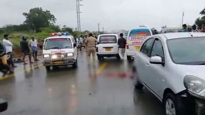 பொள்ளாச்சி அருகே கார் மீது இருசக்கர வாகனம் மோதல்... 3 இளைஞர்கள் உயிரிழப்பு