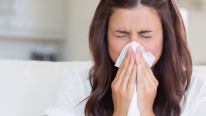 തുമ്മലും ജലദോഷവും വിട്ടുമാറുന്നില്ലേ; എങ്കിൽ ഇതാ ചില ഒറ്റമൂലികള്