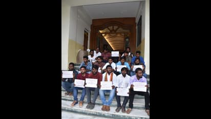 తెలంగాణ బీజేపీ కార్యాలయం వద్ద ధర్నా (ఫోటోలు)