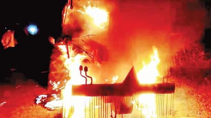 ರೈತರ ಕಿಚ್ಚಿಗೆ 2 ಟ್ರ್ಯಾಕ್ಟರ್ ಭಸ್ಮ