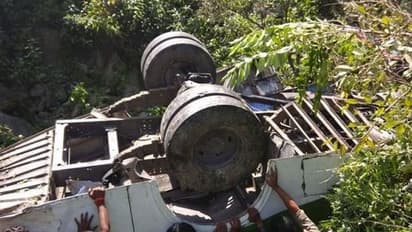 నల్గొండ జిల్లాలో ఆర్టీసీ బస్సు బోల్తా...22 మందికి గాయాలు