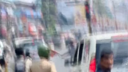 മുഖ്യമന്ത്രിക്കെതിരെ കരിങ്കൊടി; രണ്ട് യൂത്ത് കോണ്ഗ്രസ് പ്രവര്ത്തകര് കസ്റ്റഡിയില്