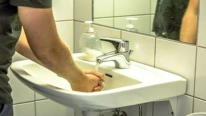 ടോയ്‌ലറ്റിൽ പോയ ശേഷം കെെകൾ കഴുകണമെന്ന് പറയുന്നതിന്റെ കാരണം